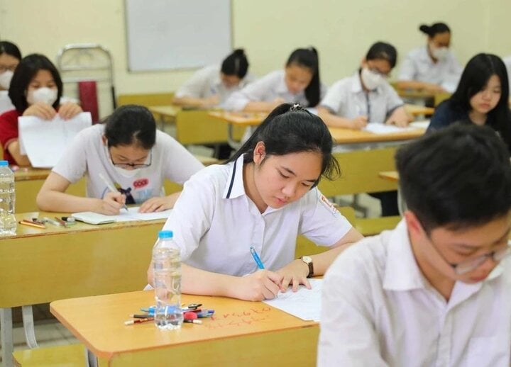 Một trường Hà Nội giảm hơn 16 điểm chuẩn vào lớp 10, có bất thường?- Ảnh 1.
