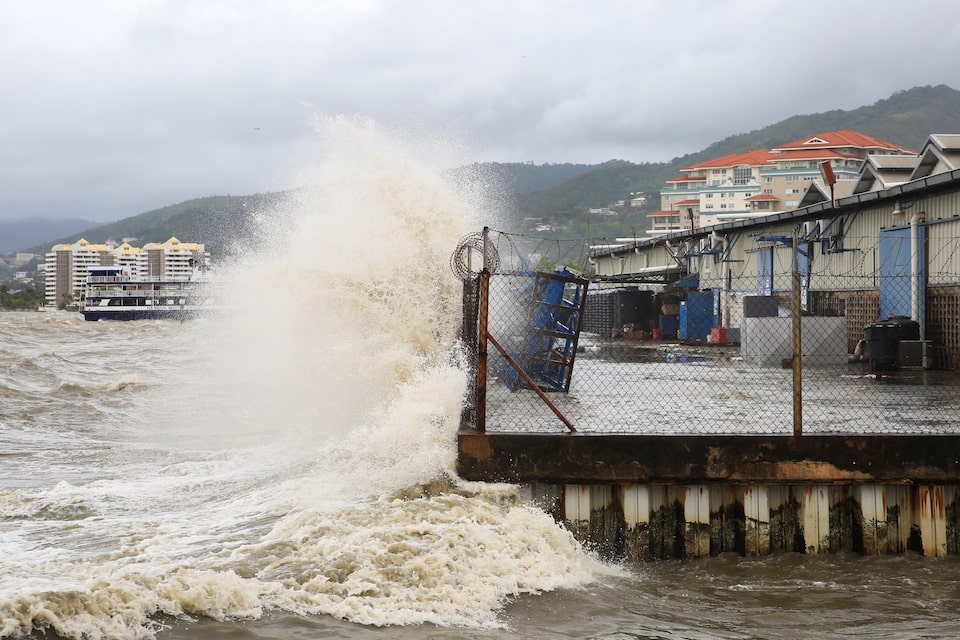 Siêu bão lịch sử “cực kỳ nguy hiểm” đổ bộ: San phẳng cả hòn đảo trong nửa giờ, gây mất điện toàn quốc, chính phủ nhiều nước ban bố cảnh báo khẩn cấp- Ảnh 1.