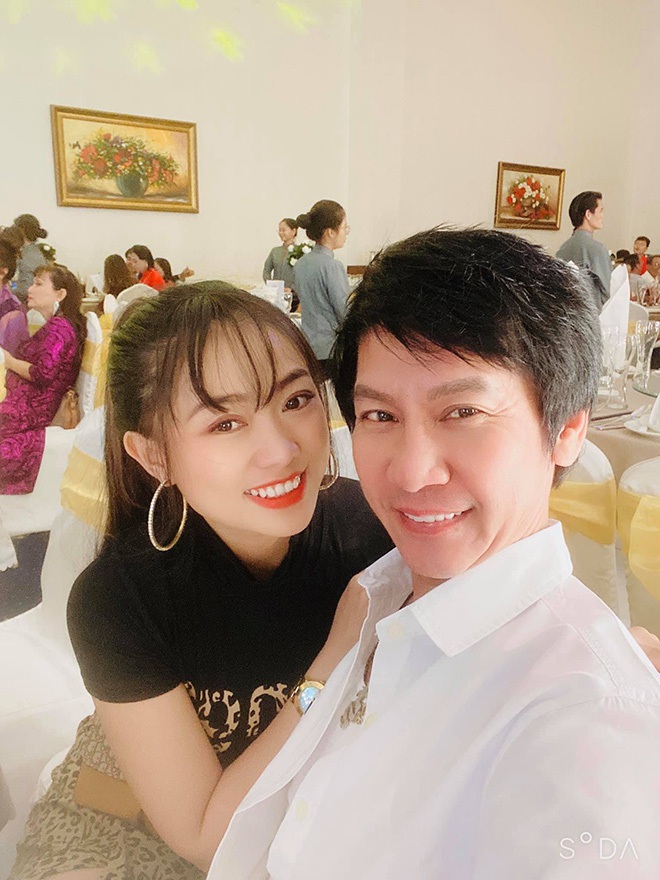 Loạt nghệ sĩ Việt cưới vợ ở tuổi U50, U60, U70 nhưng cô nào cũng xinh xắn, hôn nhân viên mãn- Ảnh 8.