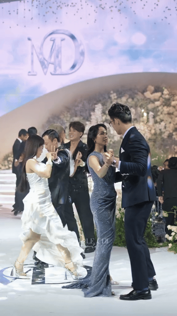Em trai thiếu gia Minh Đạt bế vợ khiêu vũ trong hôn lễ của Midu, khí chất hào môn ngập tràn- Ảnh 2.