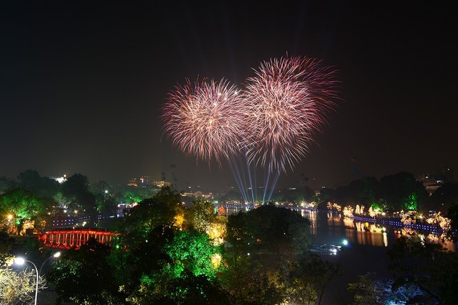 Hà Nội bắn pháo hoa tại 30 điểm dịp kỷ niệm 70 năm Giải phóng Thủ đô- Ảnh 1.