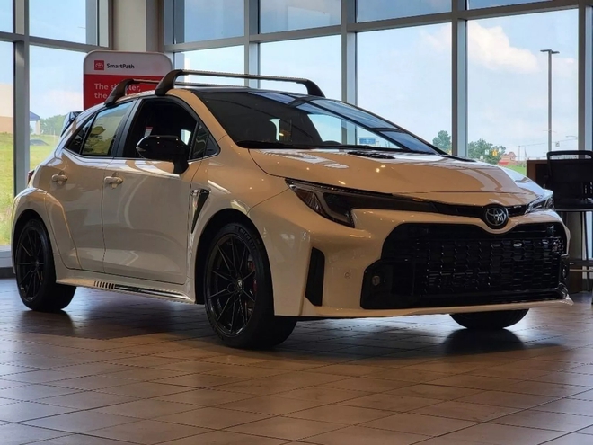 Giữa cơn bão đội giá, đại lý Toyota này gây 'sốc' khi bán xe hot dưới giá niêm yết, nguyên nhân đến sales cũng bất ngờ- Ảnh 1.