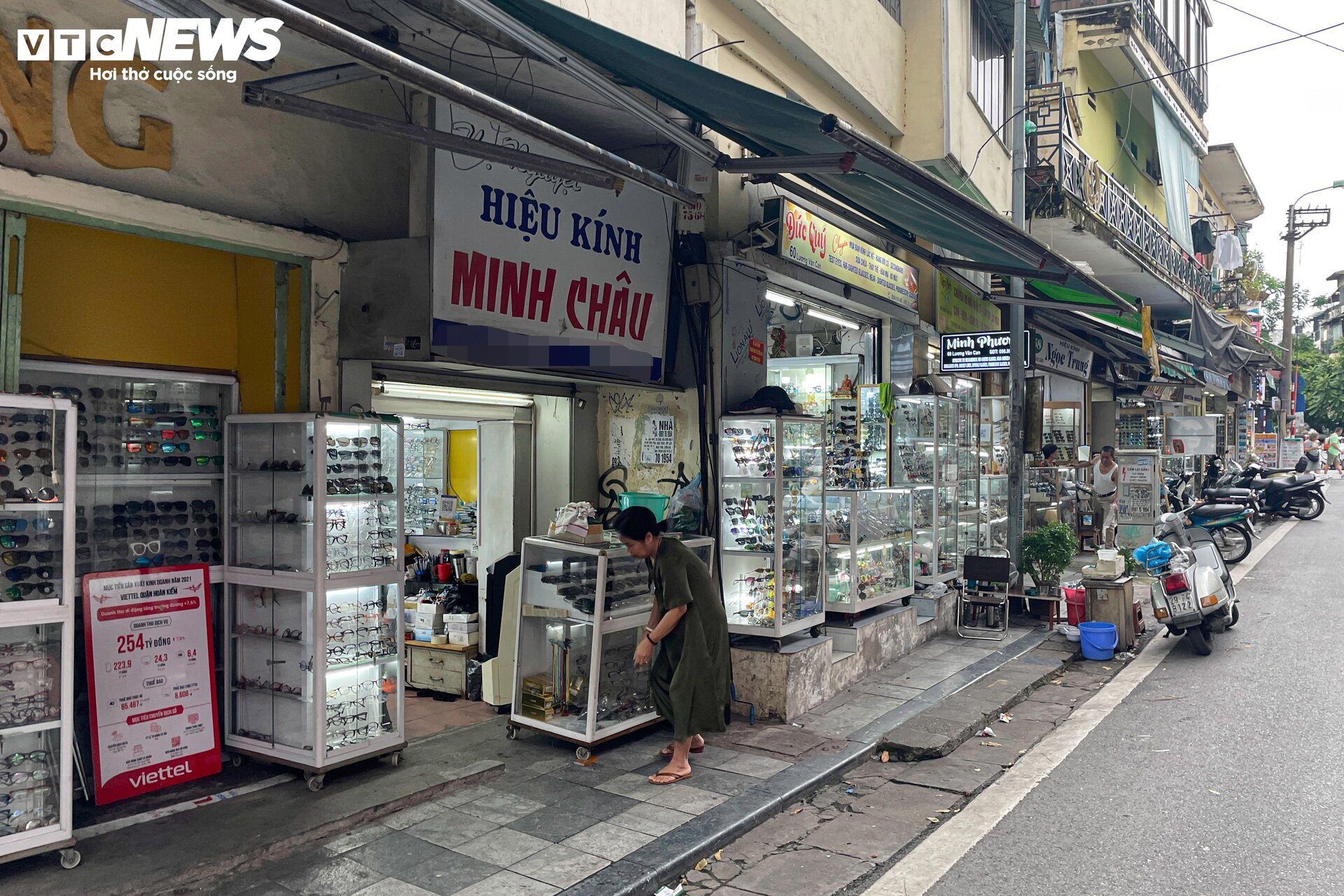 Những mặt bằng kinh doanh siêu nhỏ, siêu đắt ngự trên đất vàng Hà Nội- Ảnh 2.