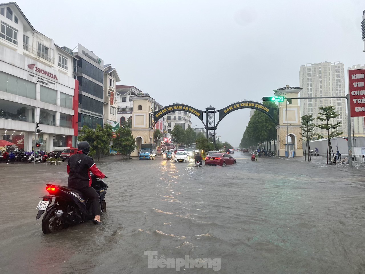 Đại lộ Thăng Long ngập như sông, đoàn xe ùn tắc cả km- Ảnh 8.