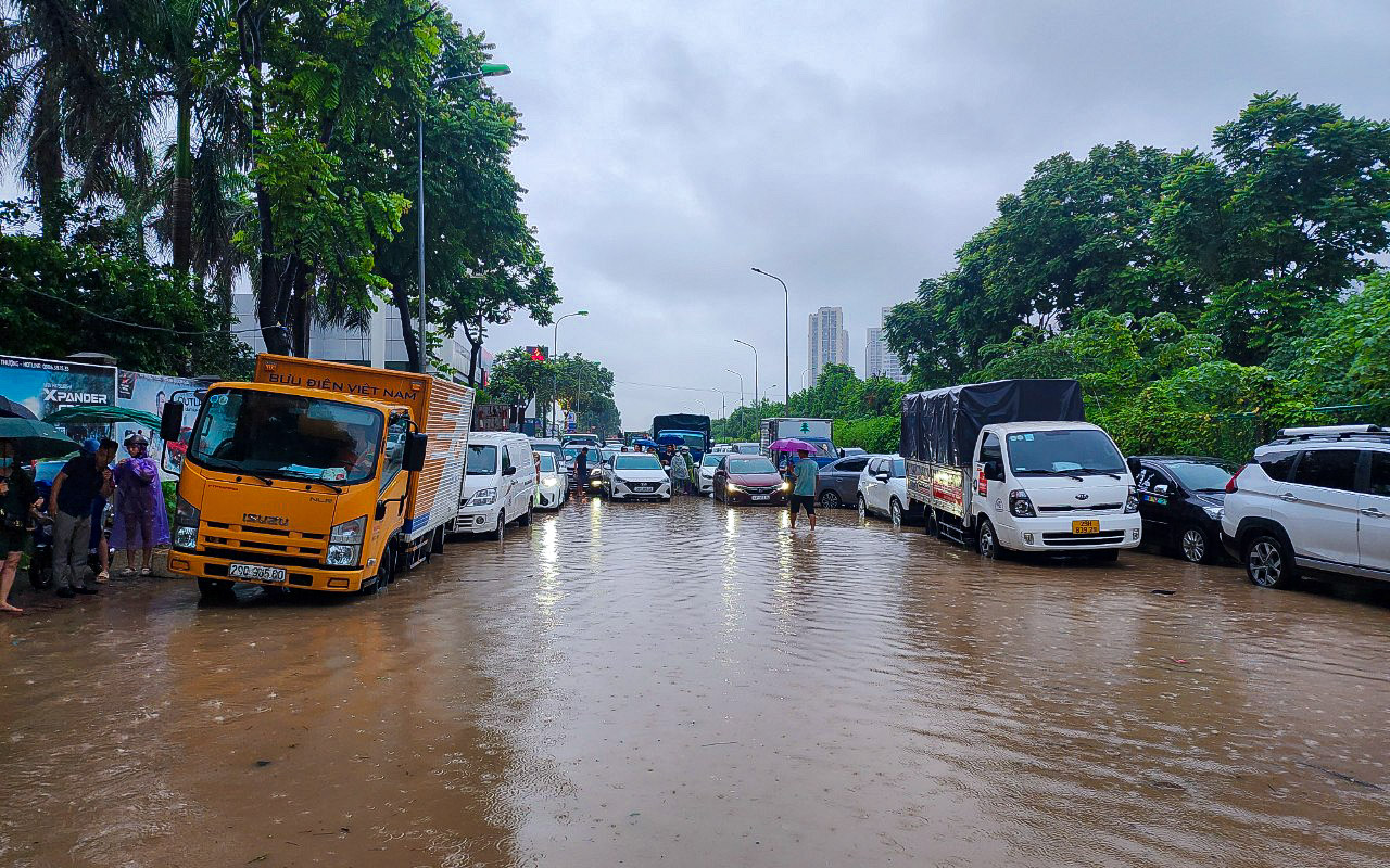 Nhiều tuyến đường ở Hà Nội tê liệt do bị ngập sâu- Ảnh 5.