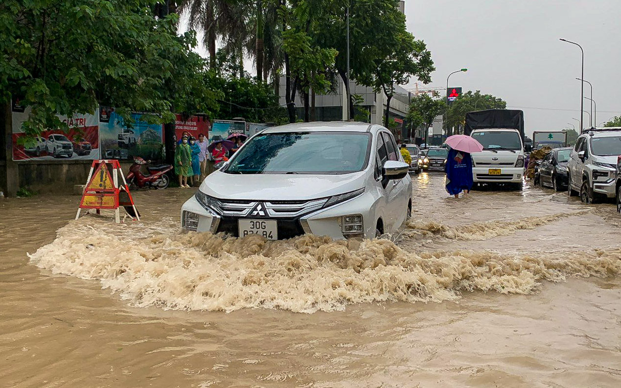 Nhiều tuyến đường ở Hà Nội tê liệt do bị ngập sâu- Ảnh 2.