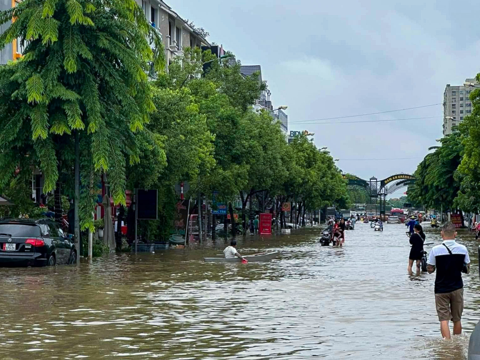 Nhiều tuyến đường ở Hà Nội tê liệt do bị ngập sâu- Ảnh 11.