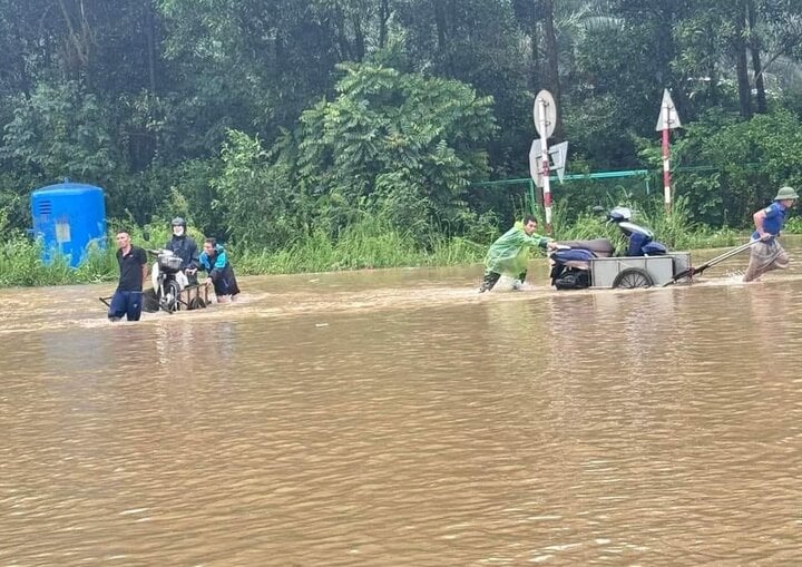 Đường phố Hà Nội ngập trong biển nước, dịch vụ cứu hộ xe 'cháy hàng'- Ảnh 4.