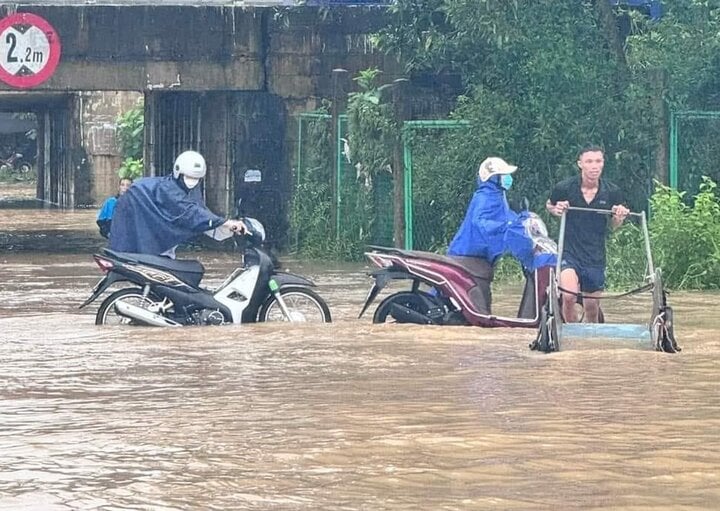 Đường phố Hà Nội ngập trong biển nước, dịch vụ cứu hộ xe 'cháy hàng'- Ảnh 3.