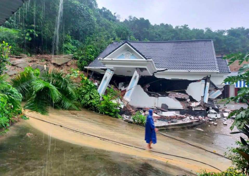 “Biệt thự” khang trang mới xây bất ngờ đổ sập, 7 người kịp chạy thoát ra ngoài- Ảnh 1.