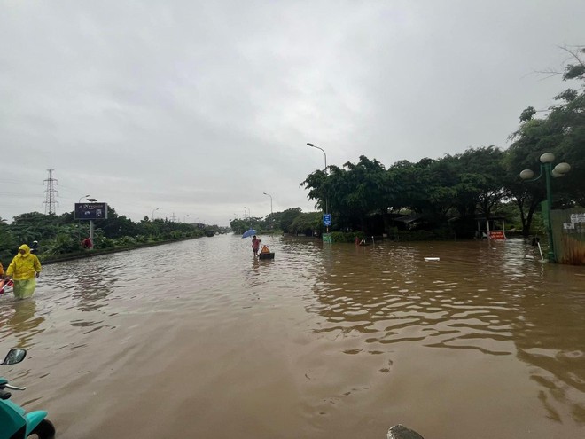 Hà Nội nhiều nơi sáng nay vẫn ngập sâu, có người bỏ xe ô tô lại để về nhà- Ảnh 2.