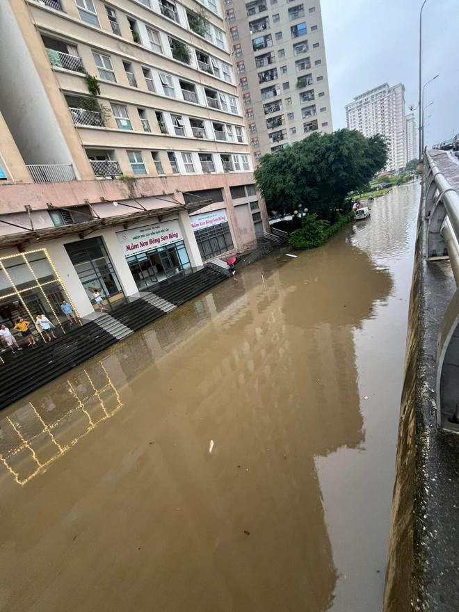 Hà Nội nhiều nơi sáng nay vẫn ngập sâu, có người bỏ xe ô tô lại để về nhà- Ảnh 3.