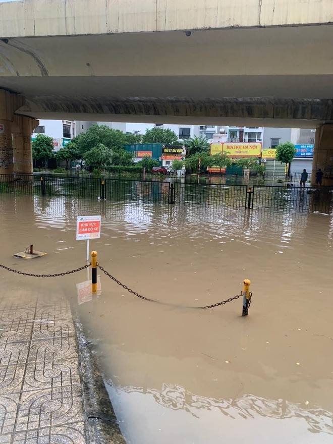 Hà Nội nhiều nơi sáng nay vẫn ngập sâu, có người bỏ xe ô tô lại để về nhà- Ảnh 4.