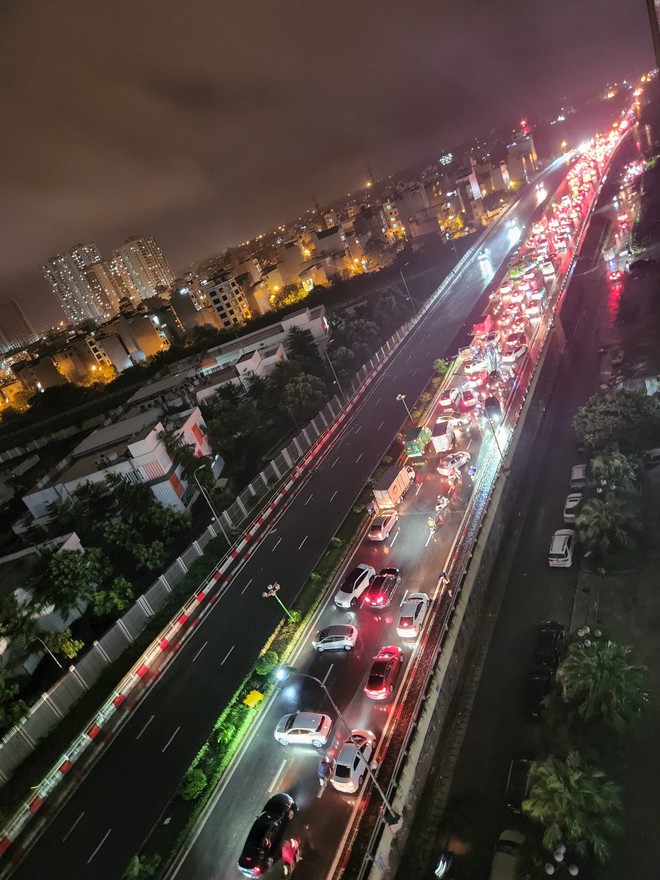 Hà Nội nhiều nơi sáng nay vẫn ngập sâu, có người bỏ xe ô tô lại để về nhà- Ảnh 5.