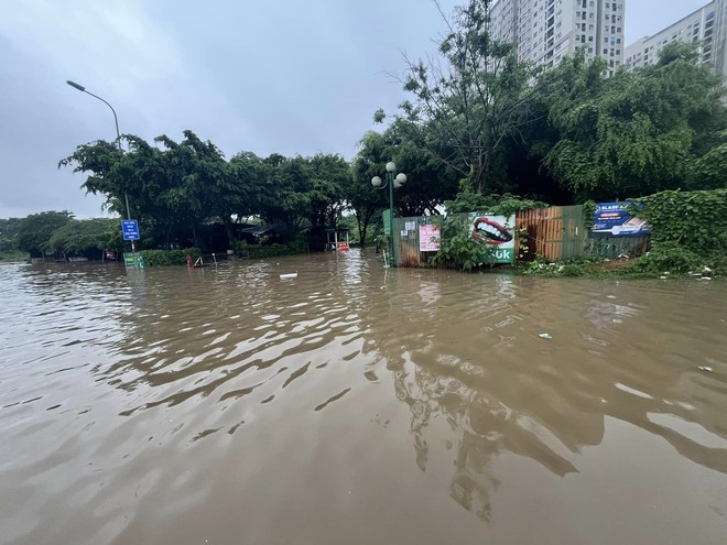 Hà Nội nhiều nơi sáng nay vẫn ngập sâu, có người bỏ xe ô tô lại để về nhà- Ảnh 6.