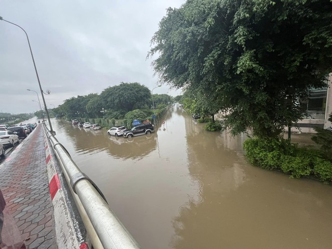 Hà Nội nhiều nơi sáng nay vẫn ngập sâu, có người bỏ xe ô tô lại để về nhà- Ảnh 7.