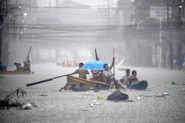 Bão Gaemi gây mưa khủng khiếp, Manila nước ngập tới ngực- Ảnh 2.