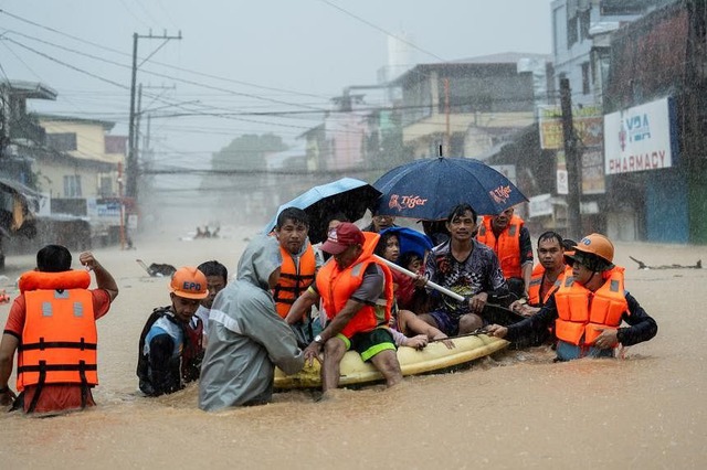 Bão Gaemi gây mưa khủng khiếp, Manila nước ngập tới ngực- Ảnh 4.