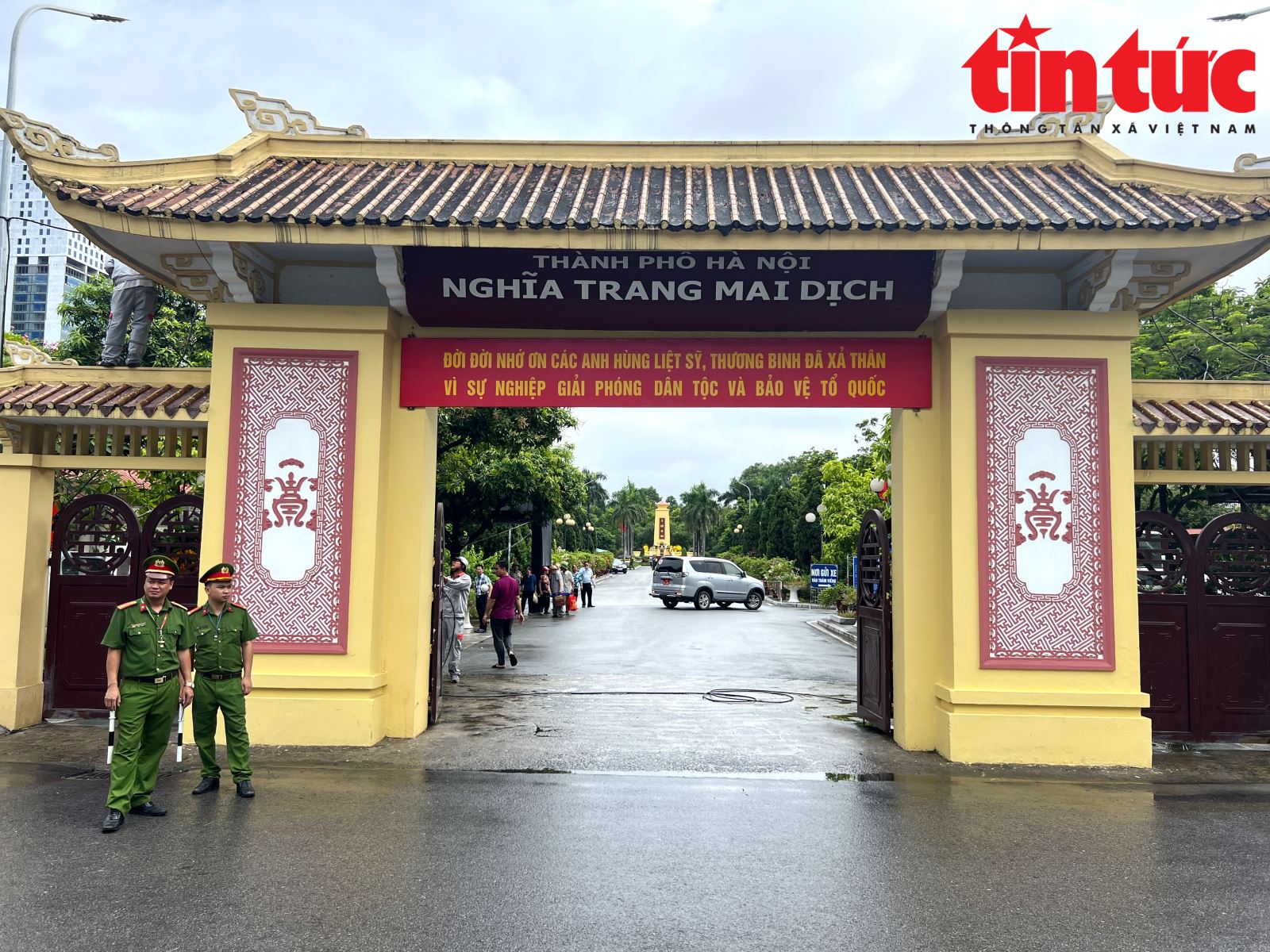 Người dân đến Nhà tang lễ Quốc gia trước ngày Quốc tang để tiễn biệt Tổng Bí thư Nguyễn Phú Trọng- Ảnh 8.