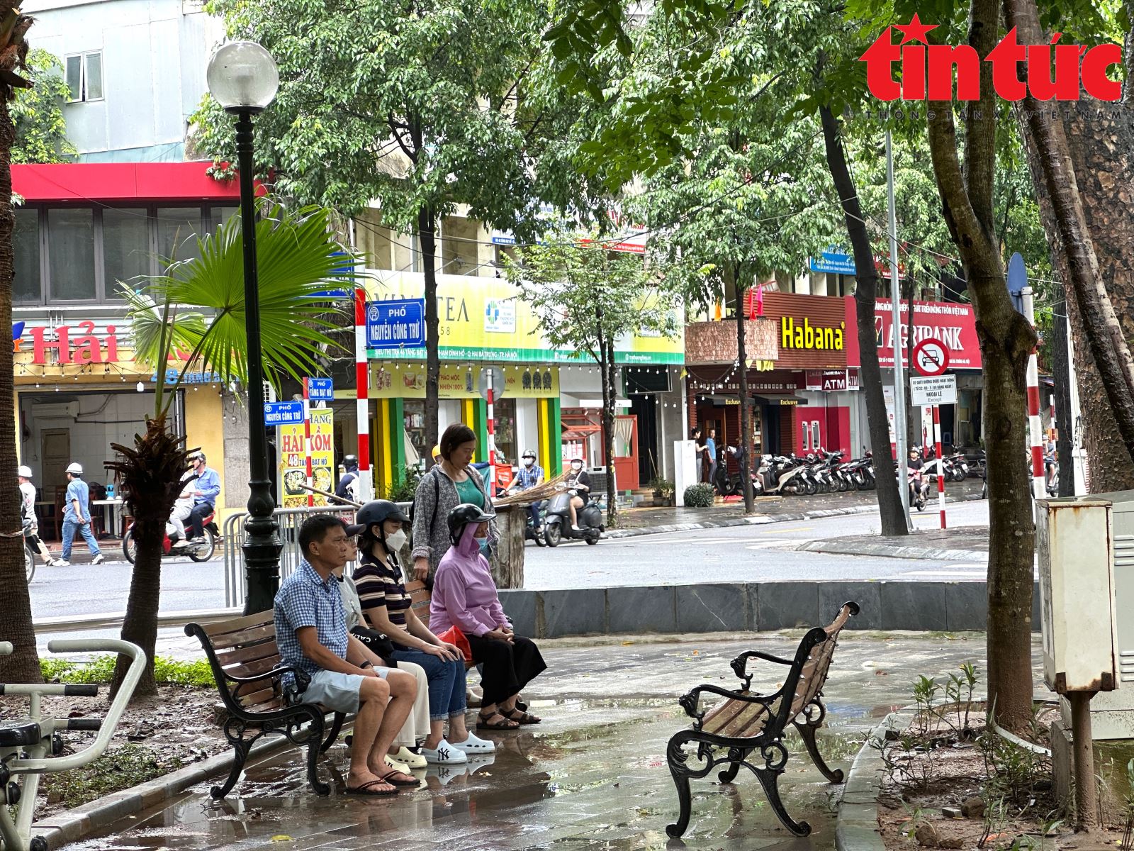 Người dân đến Nhà tang lễ Quốc gia trước ngày Quốc tang để tiễn biệt Tổng Bí thư Nguyễn Phú Trọng- Ảnh 6.