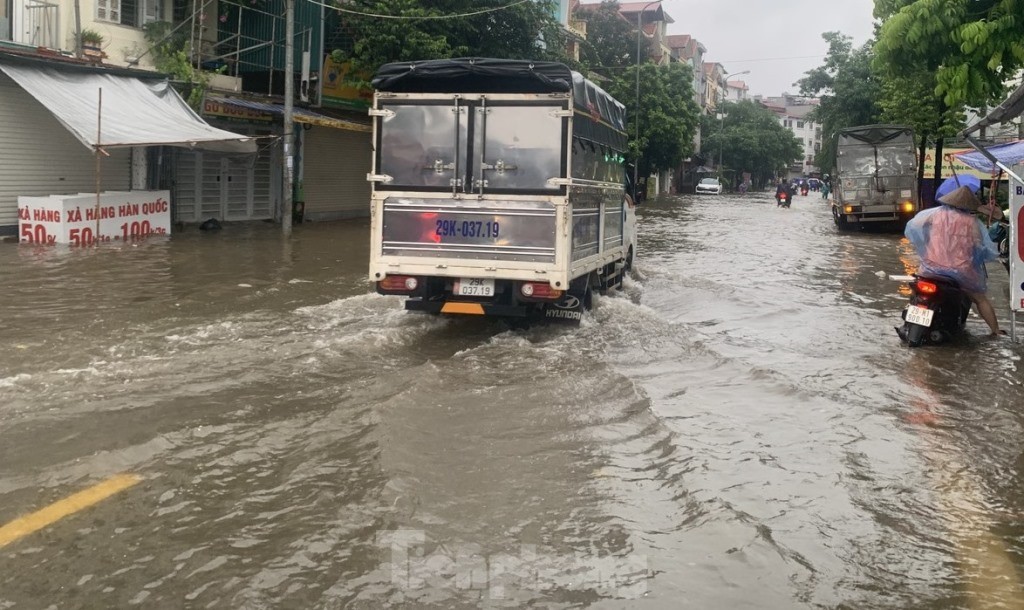 Phong tỏa nhiều tuyến phố Hà Nội do ngập nước kéo dài- Ảnh 2.