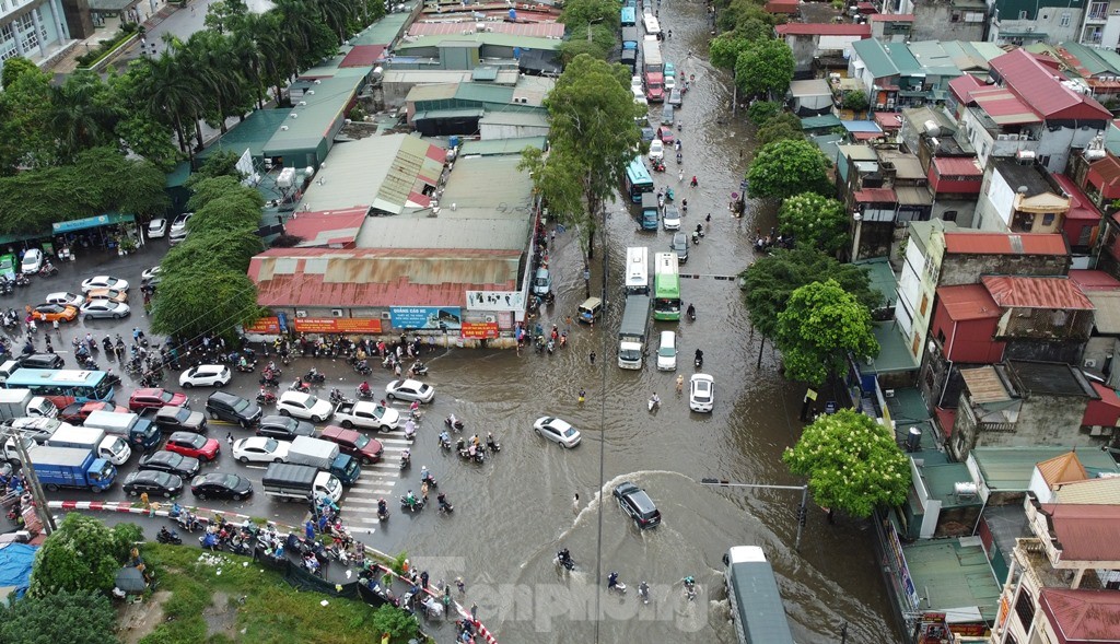 Phong tỏa nhiều tuyến phố Hà Nội do ngập nước kéo dài- Ảnh 5.