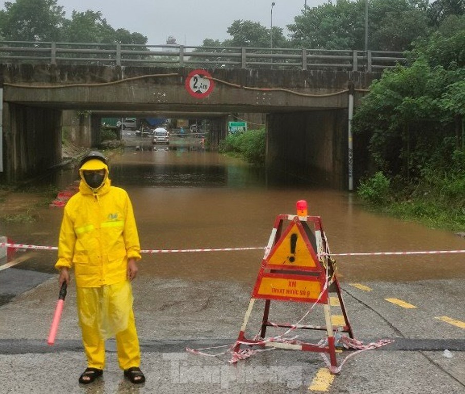 Phong tỏa nhiều tuyến phố Hà Nội do ngập nước kéo dài- Ảnh 7.