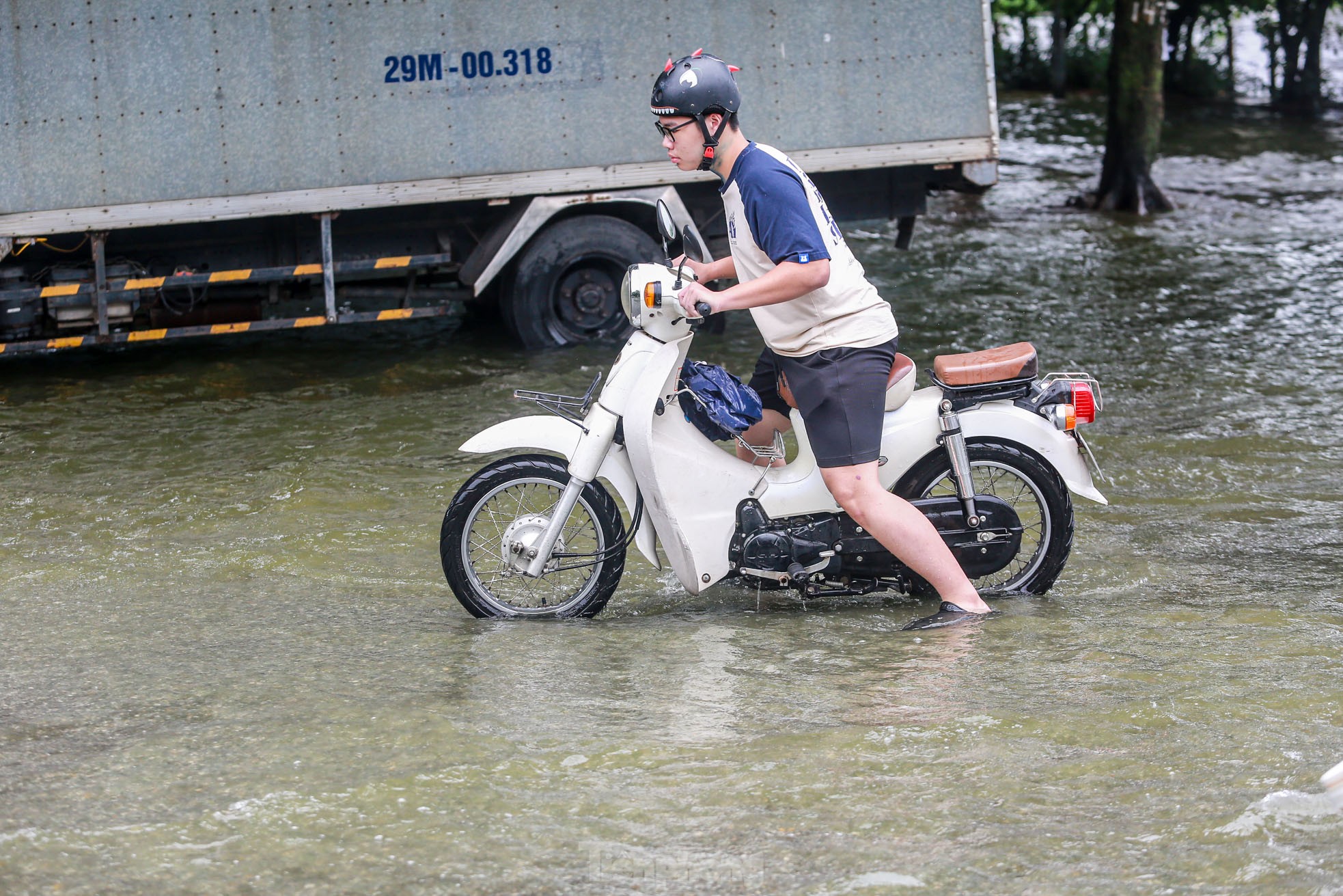 Người dân Hà Nội vừa đi vừa run khi đường và hồ 'hoà làm một'- Ảnh 17.