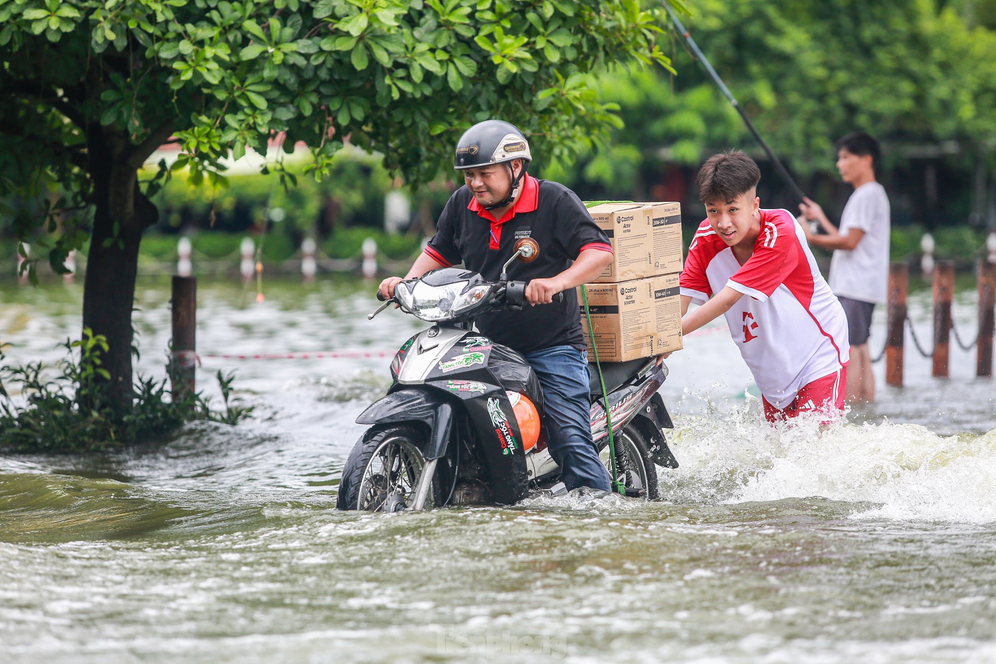 Người dân Hà Nội vừa đi vừa run khi đường và hồ 'hoà làm một'- Ảnh 12.