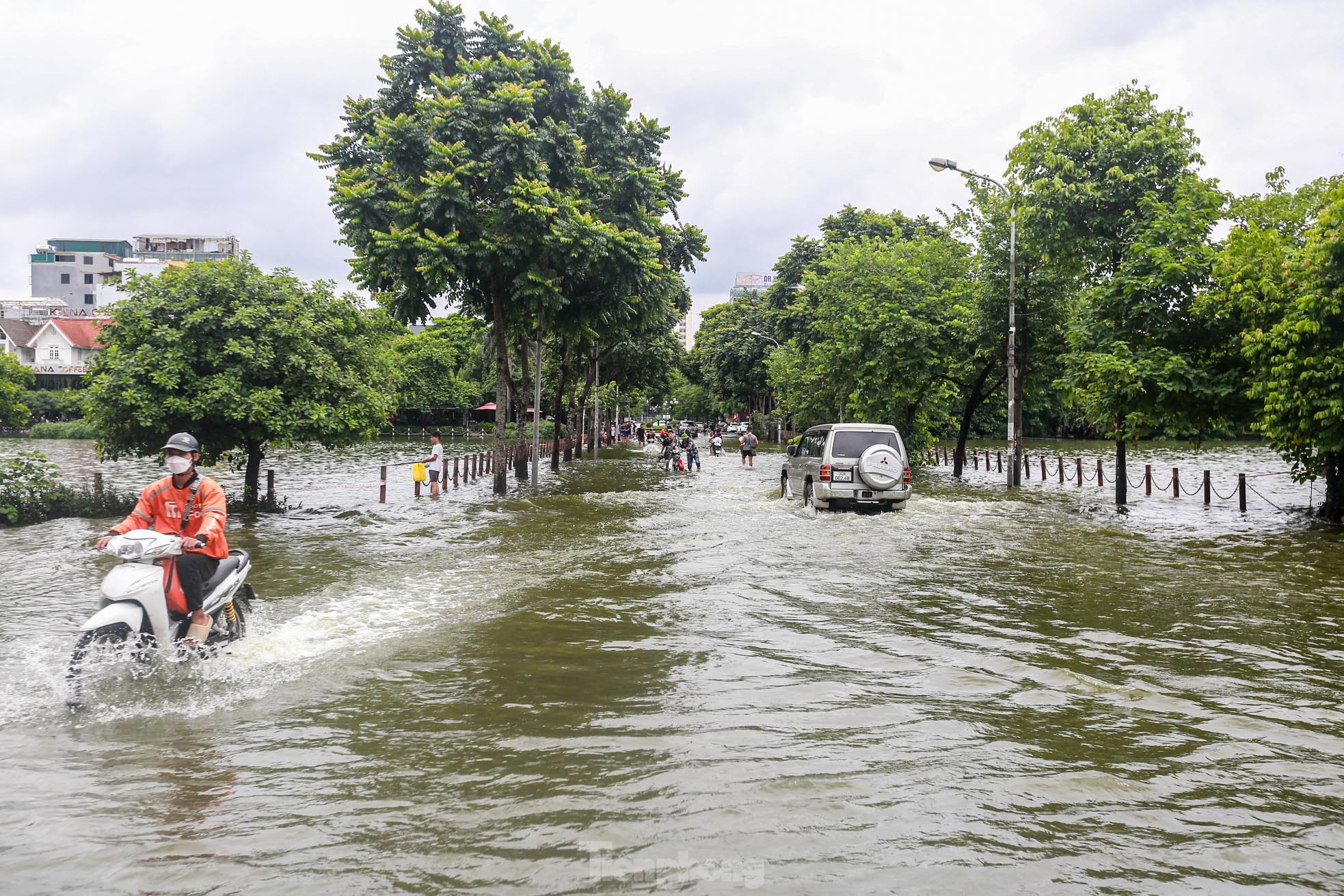 Người dân Hà Nội vừa đi vừa run khi đường và hồ 'hoà làm một'- Ảnh 1.