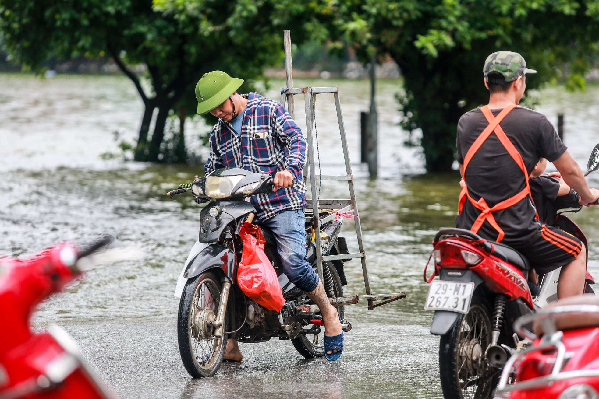 Người dân Hà Nội vừa đi vừa run khi đường và hồ 'hoà làm một'- Ảnh 16.