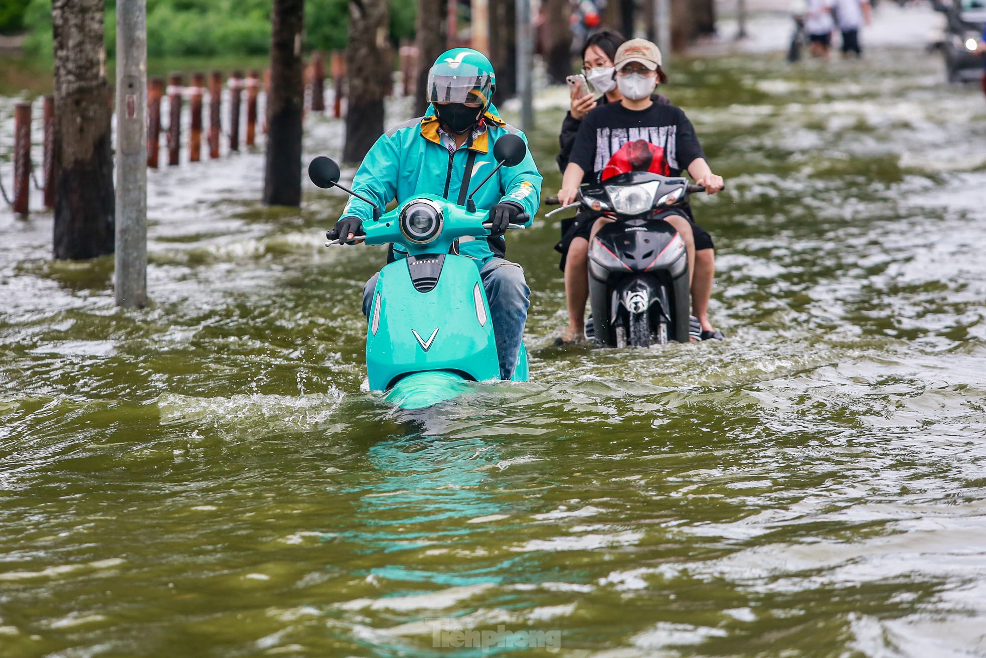 Người dân Hà Nội vừa đi vừa run khi đường và hồ 'hoà làm một'- Ảnh 8.