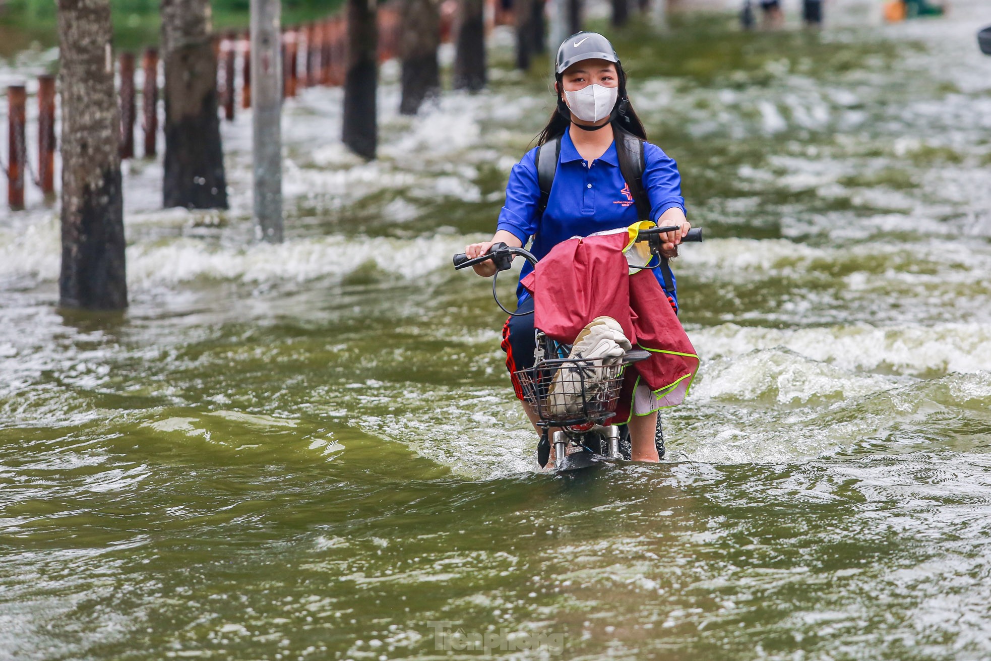 Người dân Hà Nội vừa đi vừa run khi đường và hồ 'hoà làm một'- Ảnh 10.