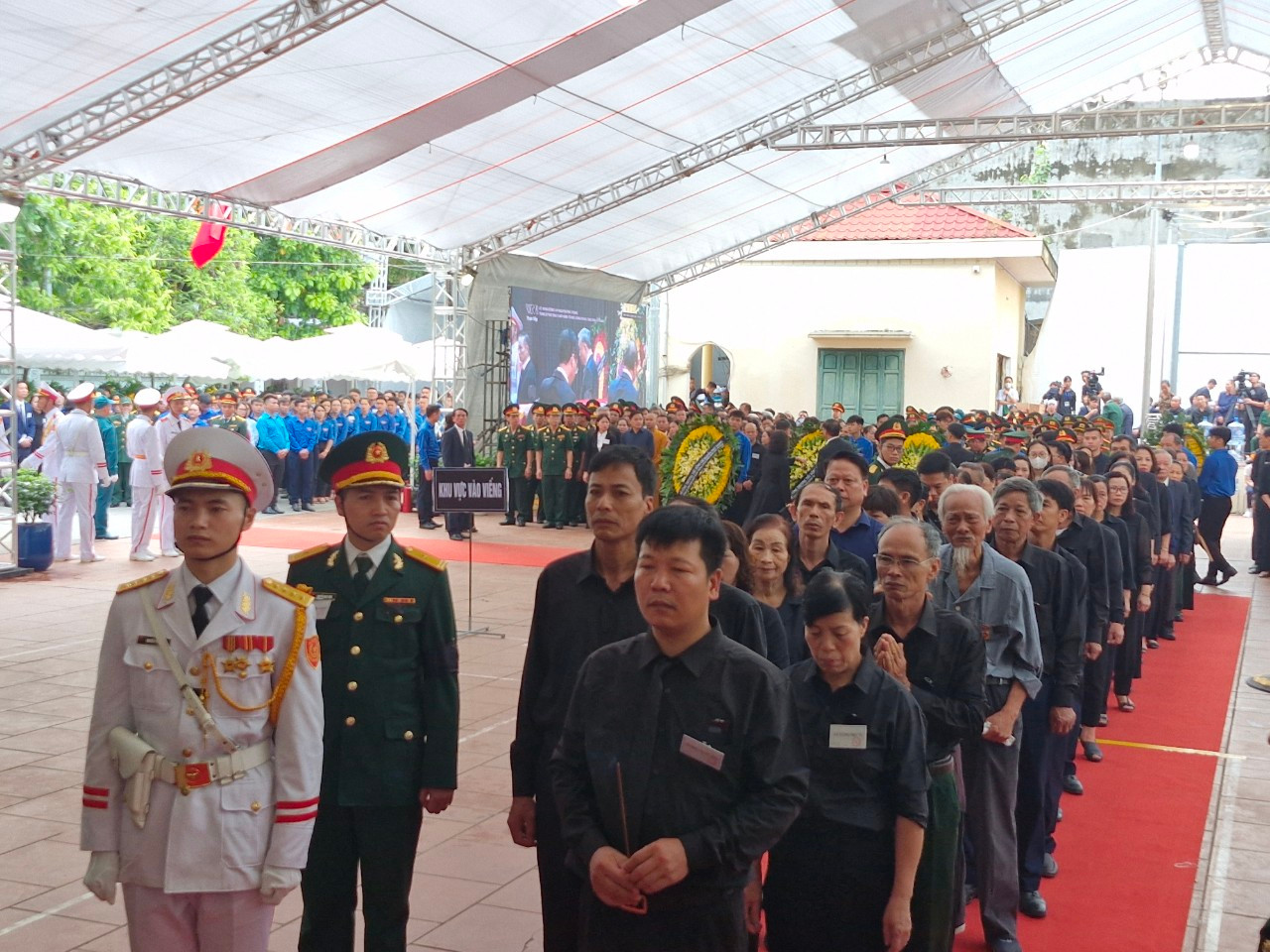 Tại thôn Lại Đà, xã Đông Hội (huyện Đông Anh):Dòng người xúc động, thành kính vào viếng Tổng Bí thư- Ảnh 1.