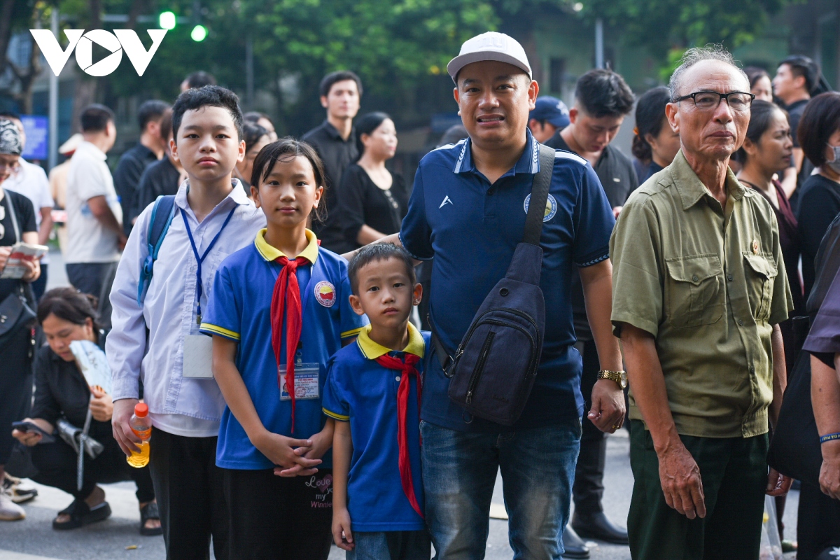 Cập nhật: Người dân xếp hàng từ 5h sáng chờ vào viếng Tổng Bí thư Nguyễn Phú Trọng- Ảnh 2.