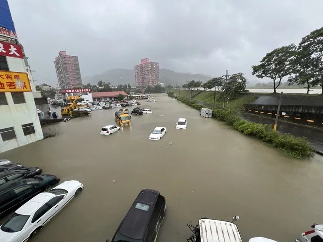 TP Cao Hùng ngày 25-7 ngập nặng do mưa bão. Ảnh: UDN