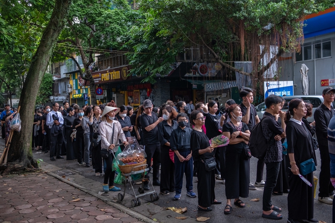 Tài xế xe ôm ở Hà Nội chở người dân miễn phí tới nơi viếng Tổng Bí thư Nguyễn Phú Trọng: 