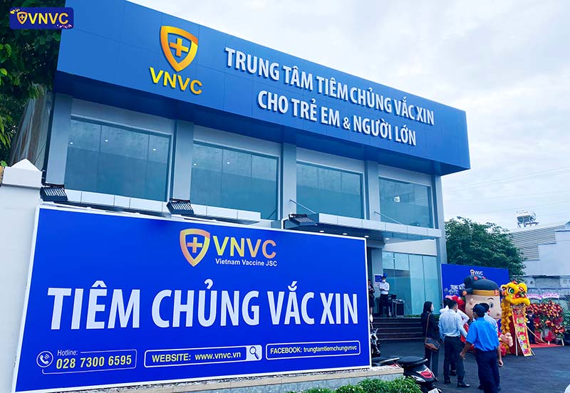 Thế trận thị trường tiêm chủng vaccine hơn 2 tỷ đô tại Việt Nam: Long Châu, Nhi Đồng 315 'phả hơi nóng' vào 'anh cả' VNVC- Ảnh 1.