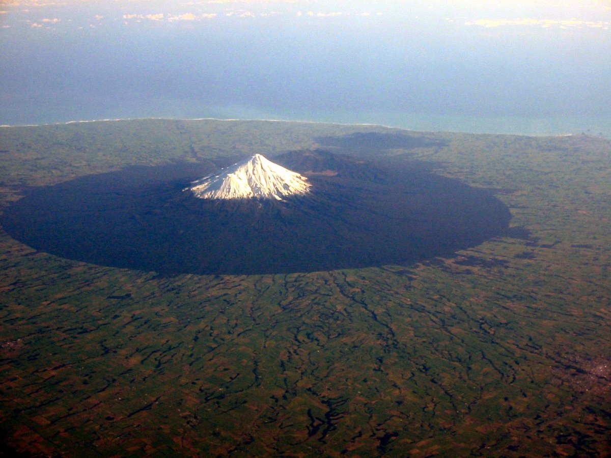 Tại sao núi Taranaki ở New Zealand lại có ranh giới gần như hình tròn hoàn hảo, giống như được tạo ra bởi con người?- Ảnh 5.