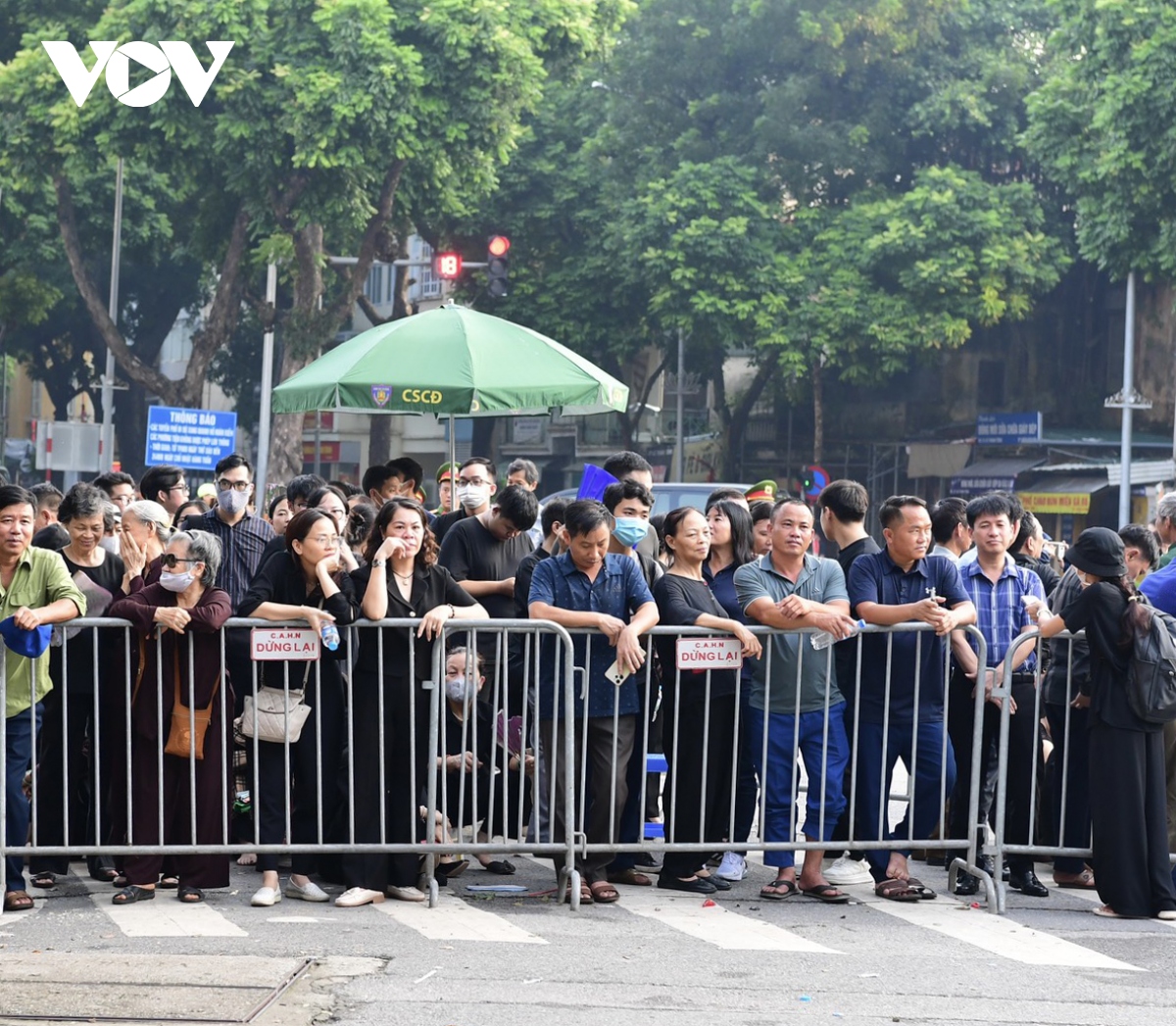 Cập nhật: Người dân xếp hàng từ 5h sáng chờ vào viếng Tổng Bí thư Nguyễn Phú Trọng- Ảnh 4.