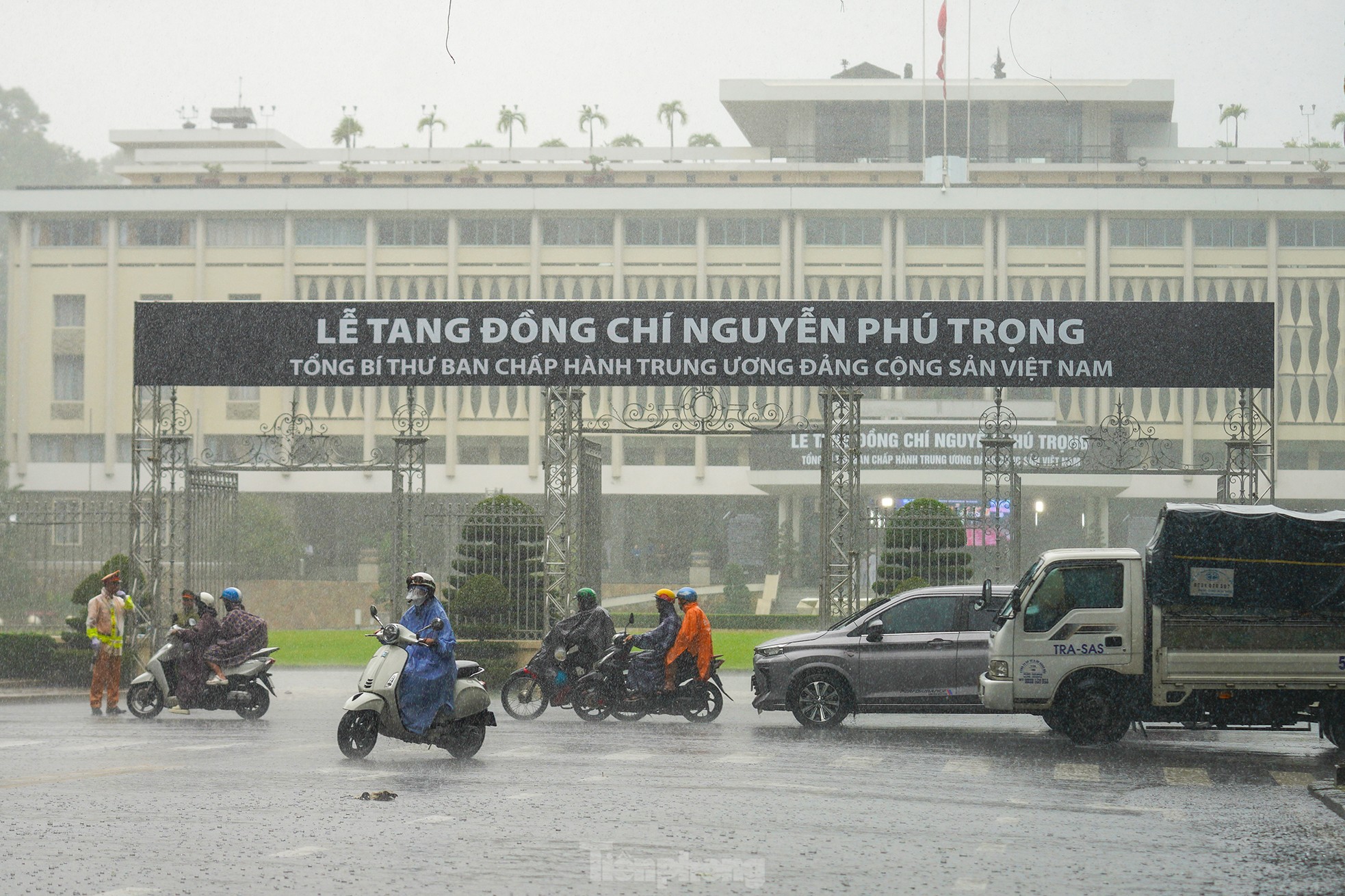 Dòng người đội mưa vào viếng Tổng Bí thư Nguyễn Phú Trọng- Ảnh 1.