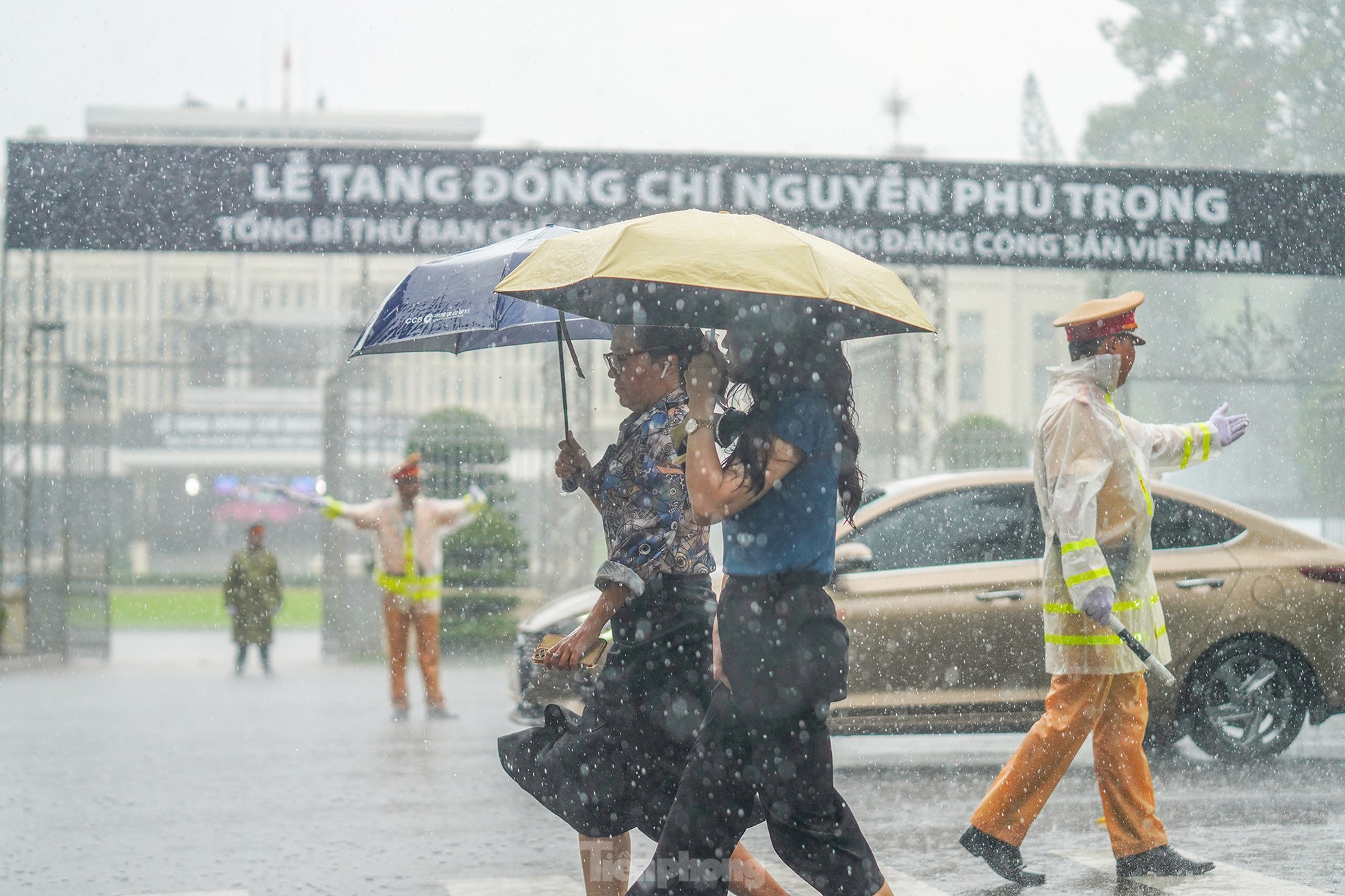 Dòng người đội mưa vào viếng Tổng Bí thư Nguyễn Phú Trọng- Ảnh 2.