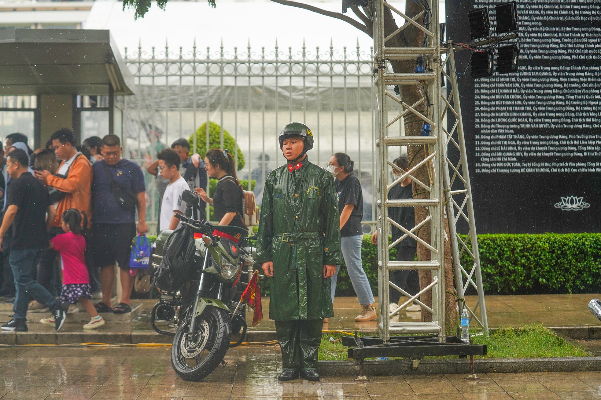 Dòng người đội mưa vào viếng Tổng Bí thư Nguyễn Phú Trọng- Ảnh 5.