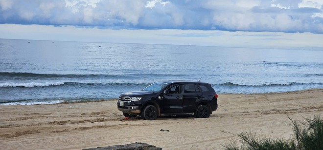 Mang Ford Everest ra biển bị sa lầy, chủ xe chia sẻ: 'Đi nhiều nhưng chủ quan vẫn dễ mắc kẹt, có xe suýt bị thủy triều kéo'- Ảnh 4.