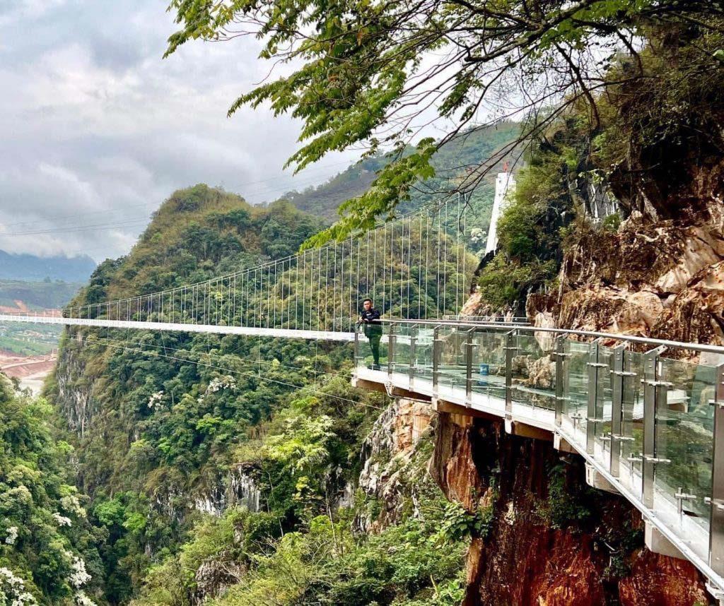 Cầu kính đi bộ dài nhất thế giới nằm ngay ở miền Bắc Việt Nam: Dài chưa tới 1km, nhiều người không dám đi