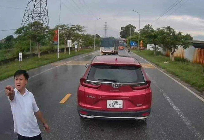 Thông tin bất ngờ vụ nghi Trưởng phòng nội vụ huyện ở Vĩnh Phúc gây hấn với tài xế trên đường- Ảnh 3.