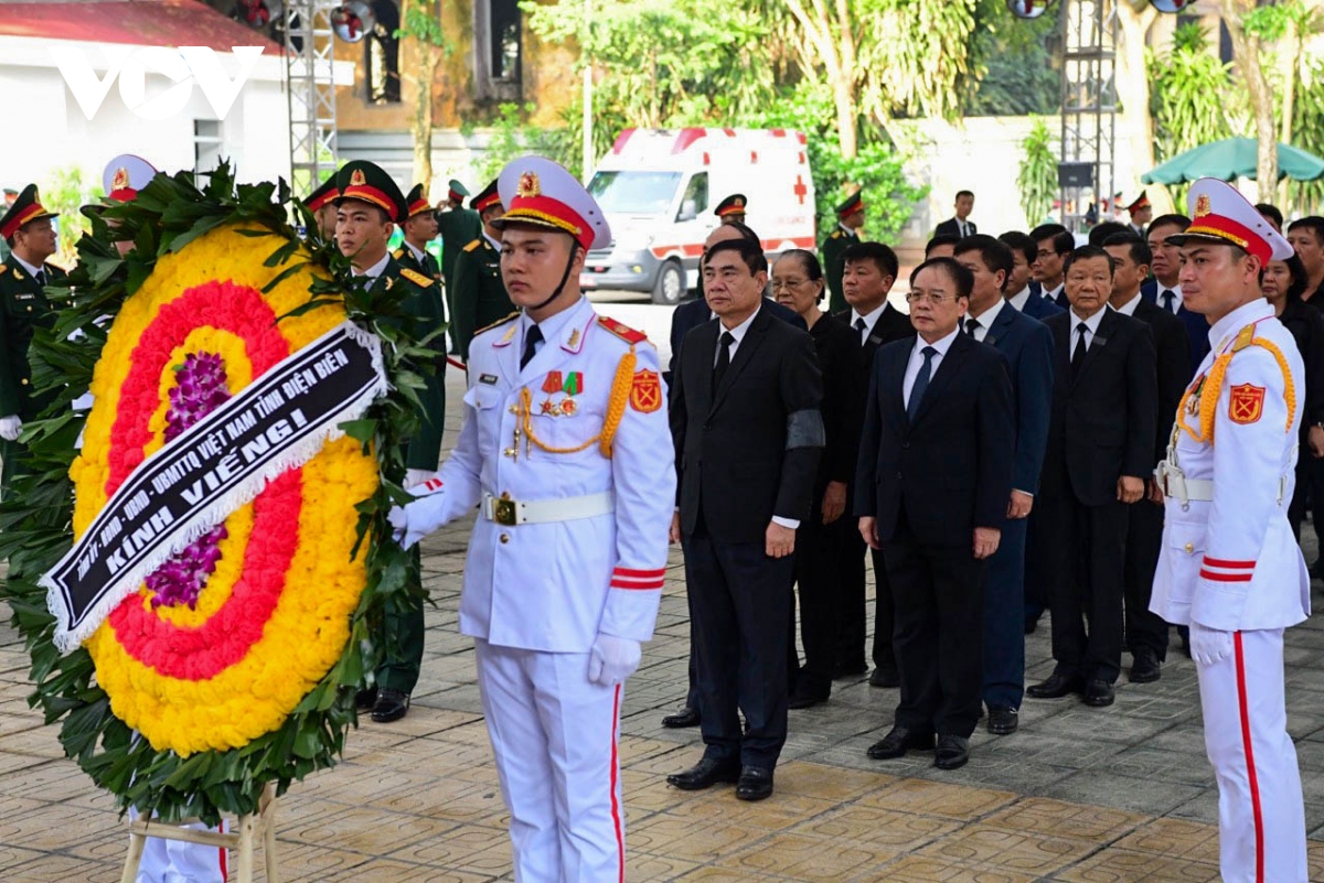 Trực tiếp: Dòng người nối dài chờ viếng Tổng Bí thư Nguyễn Phú Trọng- Ảnh 25.