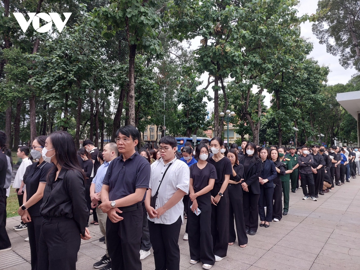 Trực tiếp: Dòng người nối dài chờ viếng Tổng Bí thư Nguyễn Phú Trọng- Ảnh 23.