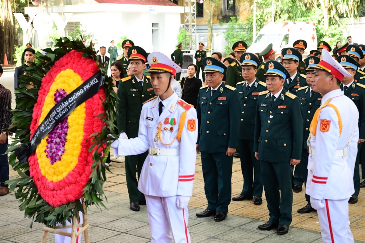 Trực tiếp: Dòng người nối dài chờ viếng Tổng Bí thư Nguyễn Phú Trọng- Ảnh 4.