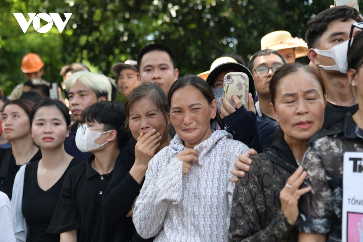 Người dân Thủ đô trào nước mắt khi thấy linh xa chở linh cữu Tổng Bí thư đi qua- Ảnh 11.